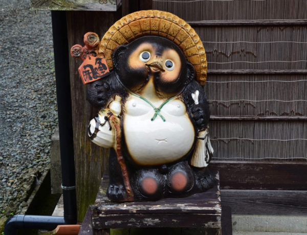 Patung tanuki sebagai hiasan khas Jepang